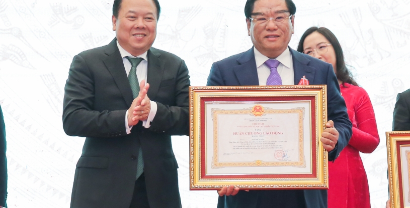 Tổng giám đốc BIENDONG POC Ngô Hữu Hải đón nhận Huân chương Lao động hạng Nhất